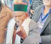  ?? HT PHOTO ?? India’s first voter Shyam Saran Negi showing his inked finger after casting his vote at Kalpa in Kinnaur district on Sunday