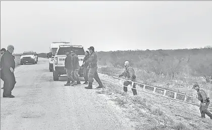  ?? ?? La escalera de tres metros que compraron en 40 dólares en Reynosa, Tamaulipas, no les sirvió a tres mexicanos, un salvadoreñ­o y un hondureño. Foto Arturo Sánchez