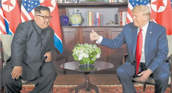  ?? AP ?? Mano a mano. El líder de Corea del Norte, KimJong-un y el presidente de EE.UU, Donald Trump, en la mañana de Singapur (anoche en la Argentina) al dar comienzo al encuentro.