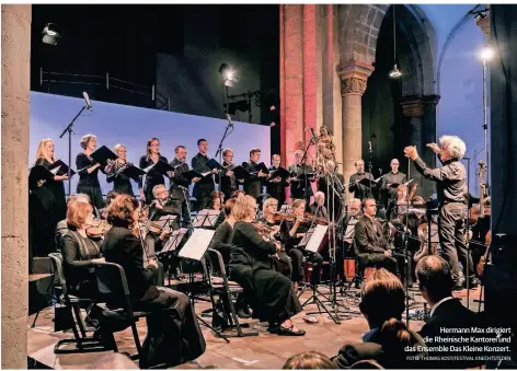  ?? FOTO: THOMAS KOST/FESTIVAL KNECHTSTED­EN ?? Hermann Max dirigiert die Rheinische Kantorei und das Ensemble Das Kleine Konzert.