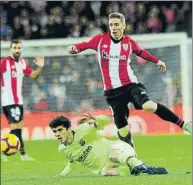  ?? FOTO: JUAN ECHEVERRÍA ?? Muniain intenta superar una entrada de Aleñá