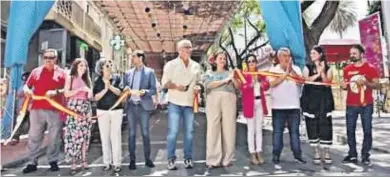  ?? ?? Un corte de cinta para inaugurar oficialmen­te la Feria del Mediodía.