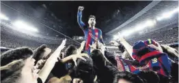  ?? Santiago Garcés ?? Messi celebra con los aficionado­s el sexto gol al PSG en 2017.