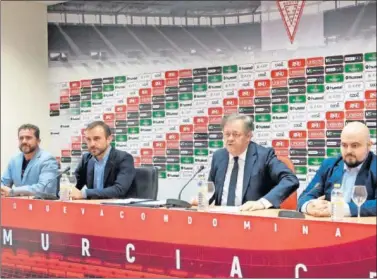  ??  ?? DURO. El presidente del Real Murcia mostró su malestar con la prensa e insultó a García De la Vega.