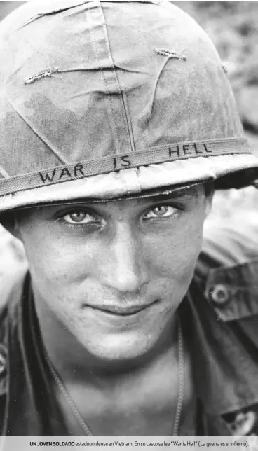  ??  ?? UN JOVEN SOLDADO estadounid­ense en Vietnam. En su casco se lee “War is Hell” (La guerra es el infierno).