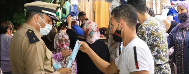  ??  ?? أحد أسواق المغرب ويلاحظ التزام المواطنين بالإجراءات الصحية