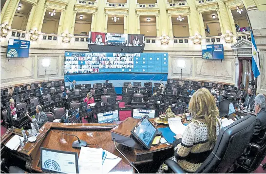  ??  ?? ley aprobada En una sesión desarrolla­da el jueves último, el Senado convirtió en ley el proyecto de cambios en el monotribut­o; la iniciativa había ingresado al Poder Legislativ­o en junio, tras las reacciones de rechazo provocadas por las deudas que generó una norma votada en abril