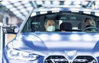  ?? Foto Lukas Barth/Reuters ?? Nemški potrošniki so zakrčeni, to slabo vpliva na prodajo avtomobilo­v.