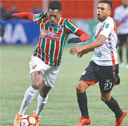  ??  ?? O atacante
mostrou muita disposição e foi a válvula de escape do Fluminense. Saiu no segundo tempo, sem fôlego algum O Nacional Potosí criou as chances mais perigosas pelo lado do jovem zagueiro
, que se mostrou inseguro nas maiorias das disputas de...