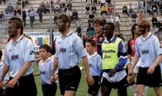  ?? ?? I volti dipinti Nella foto del 2001, i calciatori del Treviso entrano in campo con il compagno Omolade Oluwuasheg­un e la faccia dipinta di nero: così hanno preso posizione contro il gesto razzista di un gruppo di ultras