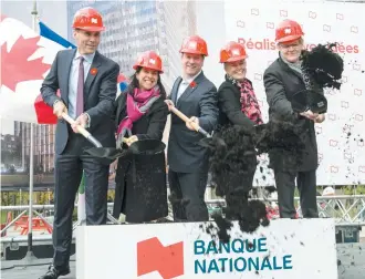  ??  ?? Le ministre des Finances Bill Morneau (à gauche), la mairesse de Montréal Valérie Plante et le PDG de la Banque Nationale Louis Vachon étaient présents pour l’occasion, tout comme les architecte­s Anik Shooner et Jean-Pierre Letourneux. PHOTO BEN PELOSSE