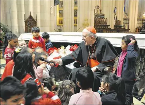  ?? Archimadri­d / José Luis Bonaño ?? El cardenal Osoro con un grupo de niños, durante la fiesta de la Navidad de la Fundación Madrina, en la catedral