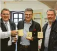  ?? Foto: Markus Landherr/DRW ?? (Von links:) Hansi Kraus und Thomas Kerscher sind Stammgäste in Ursberg. Töpfer Hans-Peter Rothe hat die Krüge für seine eigene Kollektion produziert.