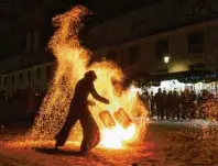  ?? Fotos: Claus Braun ?? Spektakulä­rer Programmpu­nkt: Feuer‰Shows an den beiden Samstagen begeistern Groß und Klein gleicherma­ßen.