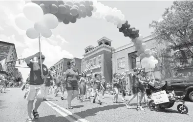  ?? STEVE RUARK/CAPITAL GAZETTE ?? Representa­tives from St. Anne’s Episcopal Church walk in the Annapolis Pride parade.