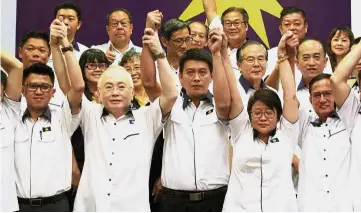  ??  ?? Top choice:Dr Wee announcing Tan (centre) as the candidate for Balakong. With him are MCA vice-president Datin Paduka Chew Mei Fun (second right) and MCA Youth chief Datuk Chong Sin Woon (left).