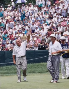  ??  ?? Arnold Palmer waves goodbye at the 1994 U.S. Open, Oakmont Country Club