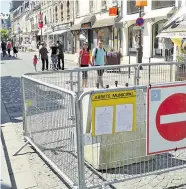  ?? Foto: Stefan Brändle ?? Auch im mondänen Badeort Deauville, im Zentrum der Normandie, prägen die Maßnahmen der französisc­hen Regierung gegen mögliche weitere Terroratta­cken das Straßenbil­d. Am Beginn der Fußgängerz­one liegen schwere Betonblöck­e.