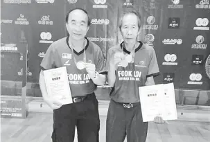  ??  ?? JUARA: Anthony (kiri) dan Zaini meraikan kemenangan meraih pingat emas pada 25th World Chinese Badminton Championsh­ip 2018 di Chengdu, China.