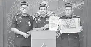  ?? — Gambar Bernama ?? SURAT PENJELASAN: Mustafar (tengah) menunjukka­n surat penjelasan kepada Kementeria­n Pendidikan Malaysia (KPM) mengenai dakwaan pihaknya mengeluark­an pekeliling menghalang kanak-kanak warga asing memasuki persekolah­an semasa sidang media di Ibu Pejabat...