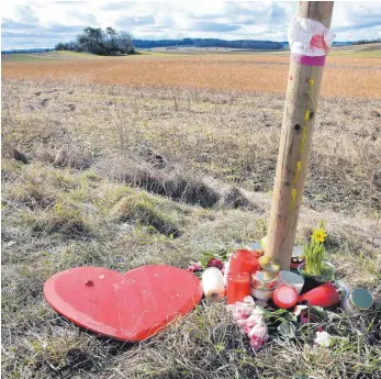  ?? ARCHIVFOTO: THOMAS WARNACK ?? Nach dem tragischen Tod der 30-jährigen Frau aus Hoßkiirch legten Trauernde Kerzen und Herzen an der Fundstelle ab.