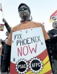  ?? JUSTIN TANG/THE CANADIAN PRESS ?? Public servants protest over problems with the Phoenix pay system outside the Office of the Prime Minister and Privy Council in Ottawa on Oct. 12.