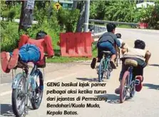  ??  ?? GENG basikal lajak pamer pelbagai aksi ketika turun dari jejantas di Permatang Bendahari/Kuala Muda, Kepala Batas.