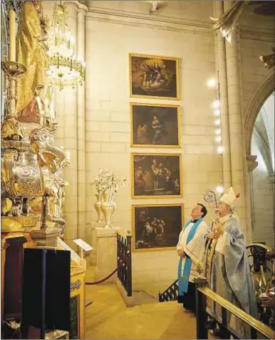  ?? Archimadri­d /Ignacio Arregui García ?? El cardenal Osoro, en oración, ante la Virgen de la Almudena, tras la Vigilia de la Inmaculada