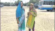  ?? HT PHOTO ?? Dera ‘premis’ Pooja Insan (right) and her mother leave Dera Sacha Sauda’s estate in Sirsa to never come back.