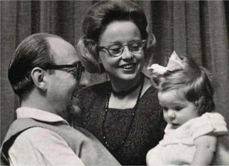  ?? Bild: Charlotte Kuhn ?? Erich Kuhn och Torborg Kuhn (fd Bergbrant) med dottern Charlotte Kuhn hemma i sitt hus i Lerum utanför Göteborg.