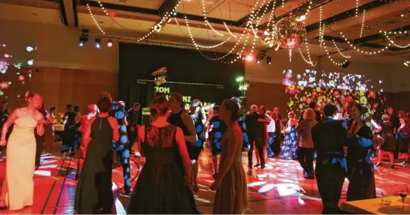  ?? Fotos: Sabine Roth ?? Fast 600 Gäste kamen zum Ball der Margerite. Die Tom-Lorenz-Band sorgte für eine gut gefüllte Tanzfläche. Das Catering dagegen versagte.