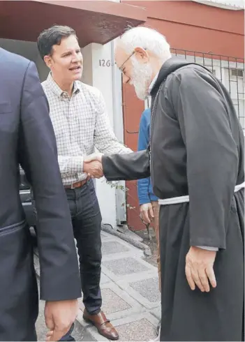  ??  ?? El obispo Aós saluda a Juan Carlos Cruz, uno de los denunciant­es de Karadima.