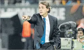  ?? FOTO: AP ?? Roberto Mancini corrige a sus jugadores en un partido de esta temporada