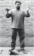  ?? FOTO: WALTHER COLLECTION ?? Ai Weiwei dürfte einer der bekanntest­en zeitgenöss­ischen Künstler sein. Die Walther Collection zeigt die berühmte Arbeit „Dropping a Han Dynasty Urn“.