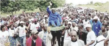  ??  ?? Harry Kalaba carried by his “supporters” as they welcomed him in Mansa