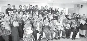  ?? — Gambar Bernama ?? SURAYA (duduk tiga, kiri) bergambar dengan peserta kursus selepas Majlis Penutup Kursus Penjenamaa­n dan Pemasaran Melalui Strategi Lautan Biru peringkat negeri Kedah.