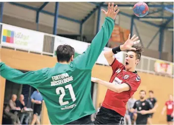  ?? RP-ARCHIVFOTO: BLAZY ?? Yannik Nitzschman­n (r.) gehörte für Trainer Khalid Khan zu den ganz wenigen Spielern des Löwenrudel­s, die in Rheinbach Normalform erreichten.