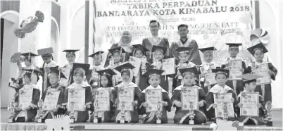  ??  ?? PHOONG dan Hilman bergambar kenangan bersama penerima sijil dan murid cemerlang.