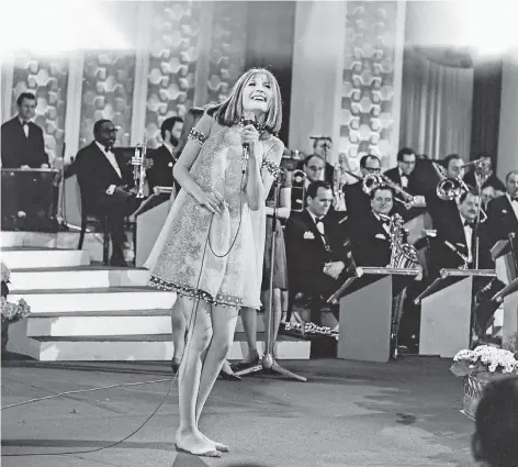  ??  ?? Unbeschuht auf der Bühne der Wiener Hofburg: Die 20 Jahre alte Sandie Shaw singt ihren Hit „Puppet On A String“beim Grand Prix 1967.