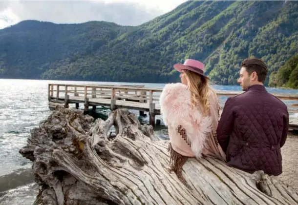  ??  ?? Frente a una imponente vista a un lago del Sur, el matrimonio brindó por su Luna de Miel con un típico vino argentino. Urs dice que los paisajes le recordaron a su Suiza natal.