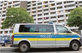  ?? FOTO: SWEN PFÖRTNER/DPA ?? Ein Polizeiwag­en steht vor dem Iduna-Zentrum in Göttingen. Bei Feiern zum muslimisch­en Zuckerfest hatten sich etliche Menschen mit dem Coronaviru­s infiziert. In dem Komplex wohnten rund 60 Kontaktper­sonen.