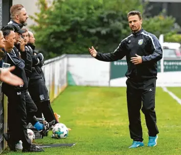  ?? Foto: Marcus Merk ?? Zuletzt standen die Aystetter Landesliga-Kicker bei der Hochzeit von Torwarttra­iner Aleksander Canovic (links) Spalier. Beim SC Obweikerts­hofen soll dies möglichst nicht der Fall sein, wenn es nach Trainer Marco Löring geht.