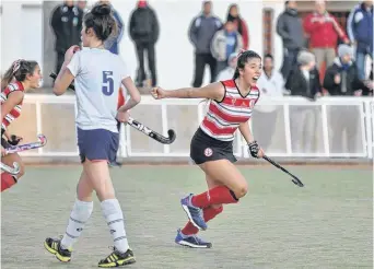  ?? PABLO PRESTI-LA NUEVA. ?? Festejo,
Agustina Lértora inicia la celebració­n tras el gol de Sofía Macchia. Uni ganó el clásico.