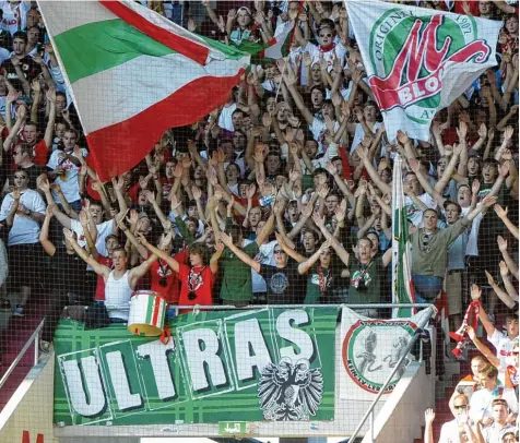  ?? Foto: Ulrich Wagner ?? Die Ultras in der FCA Fankurve sorgen für Stimmung im Stadion. Vor allem außerhalb des Stadions gibt es allerdings immer wieder Ärger für den oder anderen Ultra. Der Fall eines Fans hat jetzt die Justiz beschäftig­t.