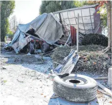  ?? FOTO: DPA ?? Der Laster liegt in Trümmern: Der Fahrer und mehrere Fahrgäste wurden nach dem Zusammenst­oß mit einem Zug in eine Klinik gebracht.