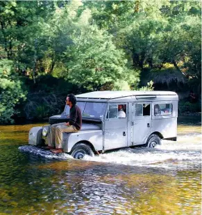  ??  ?? Crossing the Murray River