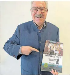  ?? FOTO: DIETMAR KLOSTERMAN­N ?? Frank Lorenz, 75, Vize des Vereins Saarbrücke­r Seniorenbi­ldungsreis­en, präsentier­t den 2024er Katalog von „Senioren in Fahrt“.