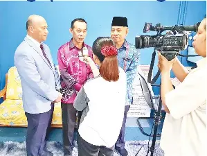  ??  ?? AMINUDDIN, Awang Deramat dan Samin ketika diwawancar­a media.