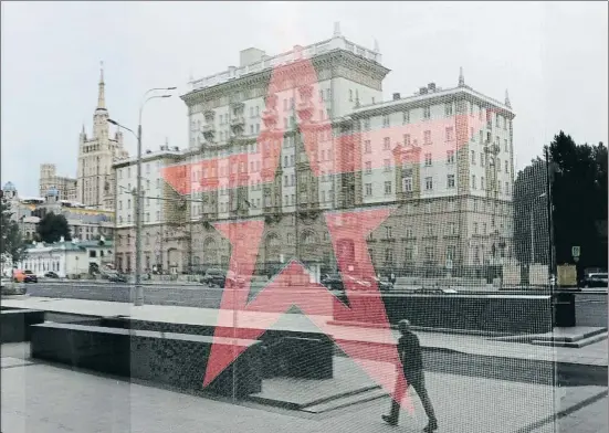  ?? TATYANA MAKEYEVA / REUTERS ?? La embajada de Estados Unidos en Moscú, reflejada ayer en el cristal de una tienda del ejército ruso situada enfrente