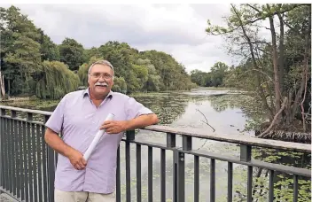  ?? FOTO: LAMMERTZ ?? Wolfgang Merkel, der Bezirksvor­steher des Bezirks Ost, ist einer der Hauptorgan­isatoren des Niepkuhlen­fest und sorgt sich um den ökologisch­en Schatz, seines Bezirks, eben die Niepkuhlen.